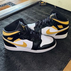 Nike Air Jordan 1 Mid GS White Pollen Black 7Y 554725-177 2021